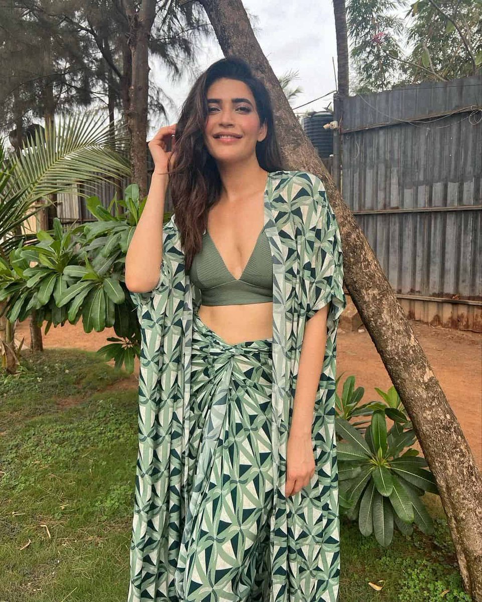 #KarishmaTanna shows how natural and earthy tones make for a gorgeous fashion statement in new photos. See- desimartini.com/web-stories/ka…