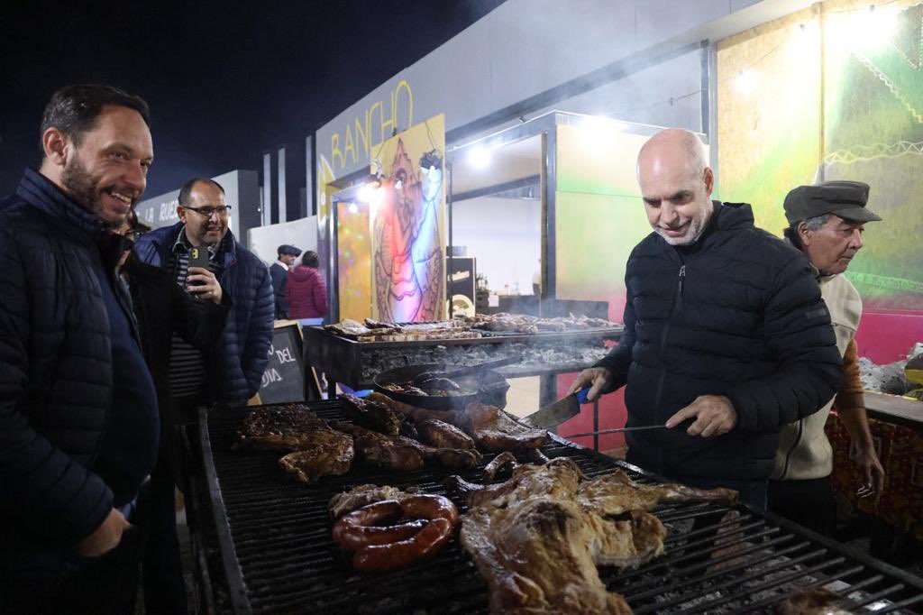 maxiferraro's tweet photo. Ayer con @horaciorlarreta y @ManziRubenOk recorrimos la Fiesta del Poncho en Catamarca. Rubén es un gran candidato a gobernador, está acompañado por un equipo capaz y comprometido, con el que viene trabajando desde hace años para llevar adelante las transformaciones que la provincia necesita. Mejorar la educación, la seguridad, la calidad institucional, fomentar el turismo y la producción son parte del cambio necesario para que los Catamarqueños empiecen a vivir mejor.