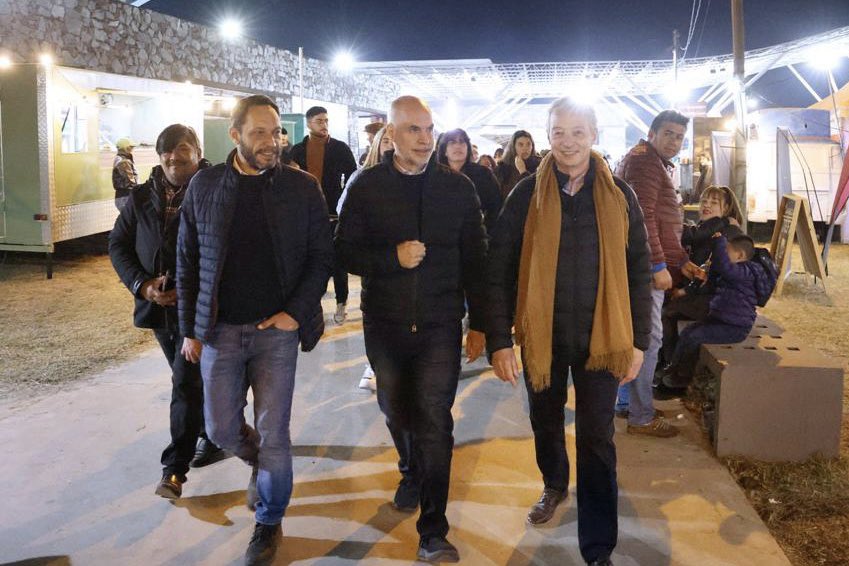 maxiferraro's tweet photo. Ayer con @horaciorlarreta y @ManziRubenOk recorrimos la Fiesta del Poncho en Catamarca. Rubén es un gran candidato a gobernador, está acompañado por un equipo capaz y comprometido, con el que viene trabajando desde hace años para llevar adelante las transformaciones que la provincia necesita. Mejorar la educación, la seguridad, la calidad institucional, fomentar el turismo y la producción son parte del cambio necesario para que los Catamarqueños empiecen a vivir mejor.