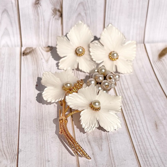 HourvashV's tweet photo. So good I had to share! Check out all the items I'm loving on @Poshmarkapp #poshmark #fashion #style #shopmycloset #napier #vintage #izbyer: https://t.co/RFiKZVn5GZ https://t.co/bSe9AI98Wv