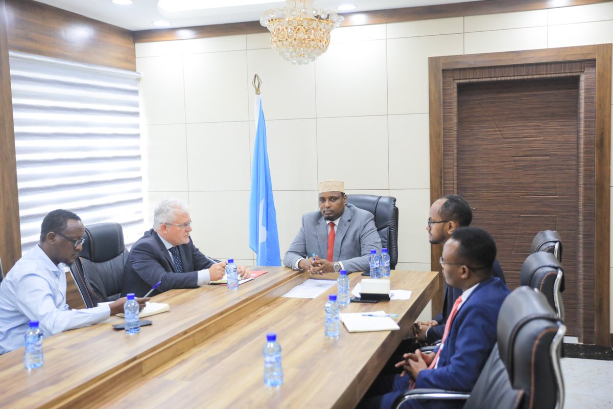 HonBeenebeene's tweet photo. I had the pleasure of hosting @UNDPSomalia Resident Rep @lionellaurens_ at @MoPIED_Somalia today. Explored new horizons of partnership for impactful developmental projects. Transitioning from humanitarian to #development initiatives holds the key to unlocking economic growth. https://t.co/vVtLP1lsWI