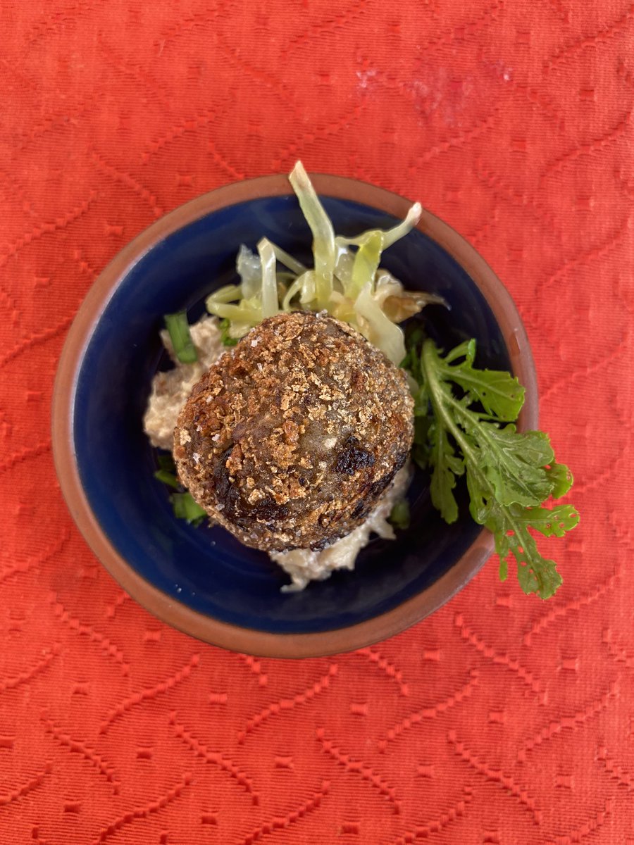 Petite table réjouissante du dimanche. Et fort sous cotée. On s’y régale de bons produits locaux sélectionnés bien cuisinés dans un bout de jardin. 📍le Bouche À Louche. Toulouse.