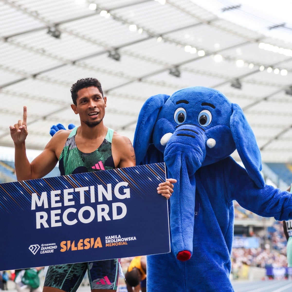 WorldAthletics's tweet photo. Meeting record 🙌

400m world record-holder @WaydeDreamer storms to the win in a meeting record of 44.08, his fastest time since winning the 2017 #WorldAthleticsChamps 🥇 

#DiamondLeague https://t.co/FKhBpQuAAa