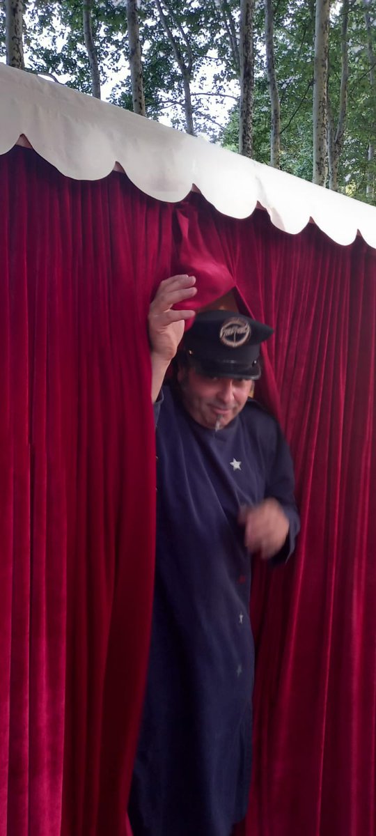 Pallerolstuit's tweet image. Ahir la tarda, als arbres d'en Casals, @toti_toronell ens va oferir un genial espectacle tant per la interpretació com per la premiada escenografia on transcorre l'acció. 

#santfeliudepallerols #pescalestiu
#espectacle #artsesceniques #espectaclesdecarrer #festivalpescalestiu