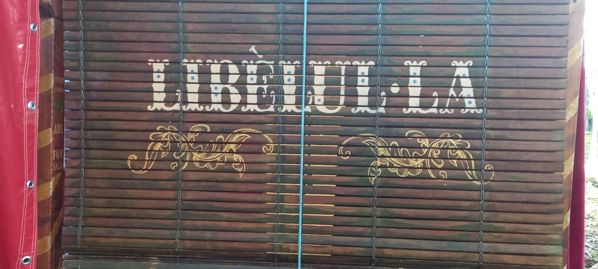 Pallerolstuit's tweet image. Ahir la tarda, als arbres d'en Casals, @toti_toronell ens va oferir un genial espectacle tant per la interpretació com per la premiada escenografia on transcorre l'acció. 

#santfeliudepallerols #pescalestiu
#espectacle #artsesceniques #espectaclesdecarrer #festivalpescalestiu