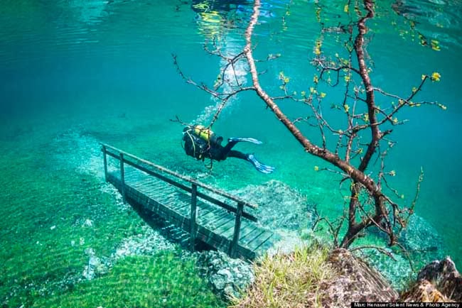ATOMEE__'s tweet photo. En hiver, le lac vert en Autriche est utilisé comme un parc, car il est presque à sec. Au printemps, lorsque les neiges fondent, la vallée se remplit d'eau cristalline, qui inonde tout, y compris les chemins, les ponts, les bancs, la prairie et ses fleurs. 
Après avoir stagné pendant un certain temps, l'eau s'évapore lentement, et la vallée redevient quasiment sèche jusqu'à la prochaine fonte des neiges l'année suivante.