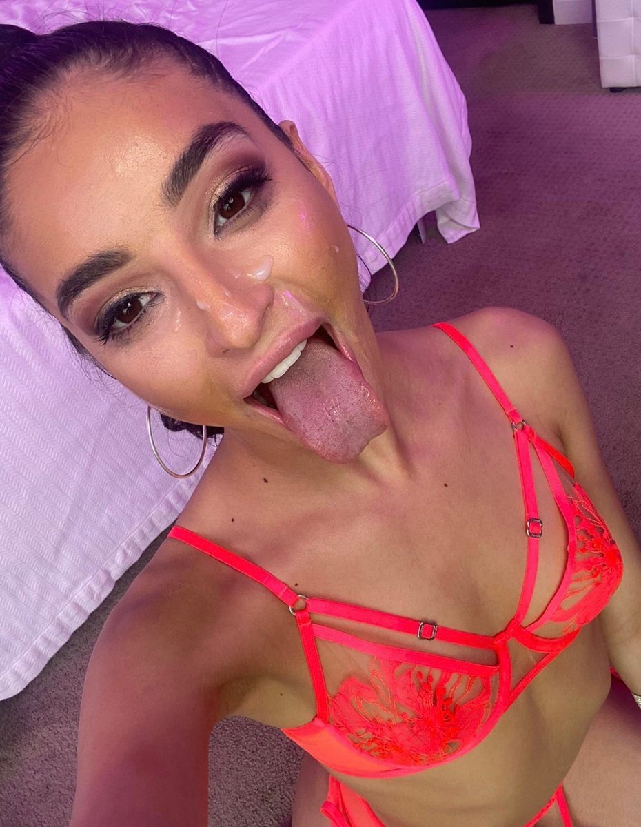 Cheynnenauertof's tweet photo. This could be your cum 💦😍 https://t.co/fexnk0sbDi