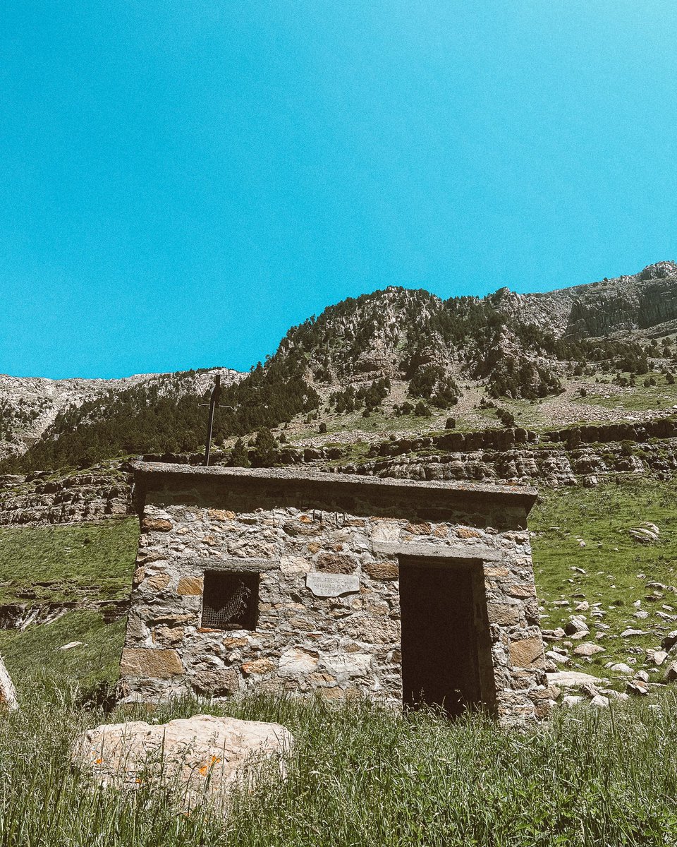 Making our way up the mountain and the sun is burning.! 🔥
.
#movingtheway #keepyourspiritmoving #vanlifespain #sustainabletravel #experientialtravel #slowtraveling #livelifeoutside #hikingworldwide #hikingnation #hikingfun #hikingtime #hikinggoals #hikingtrip