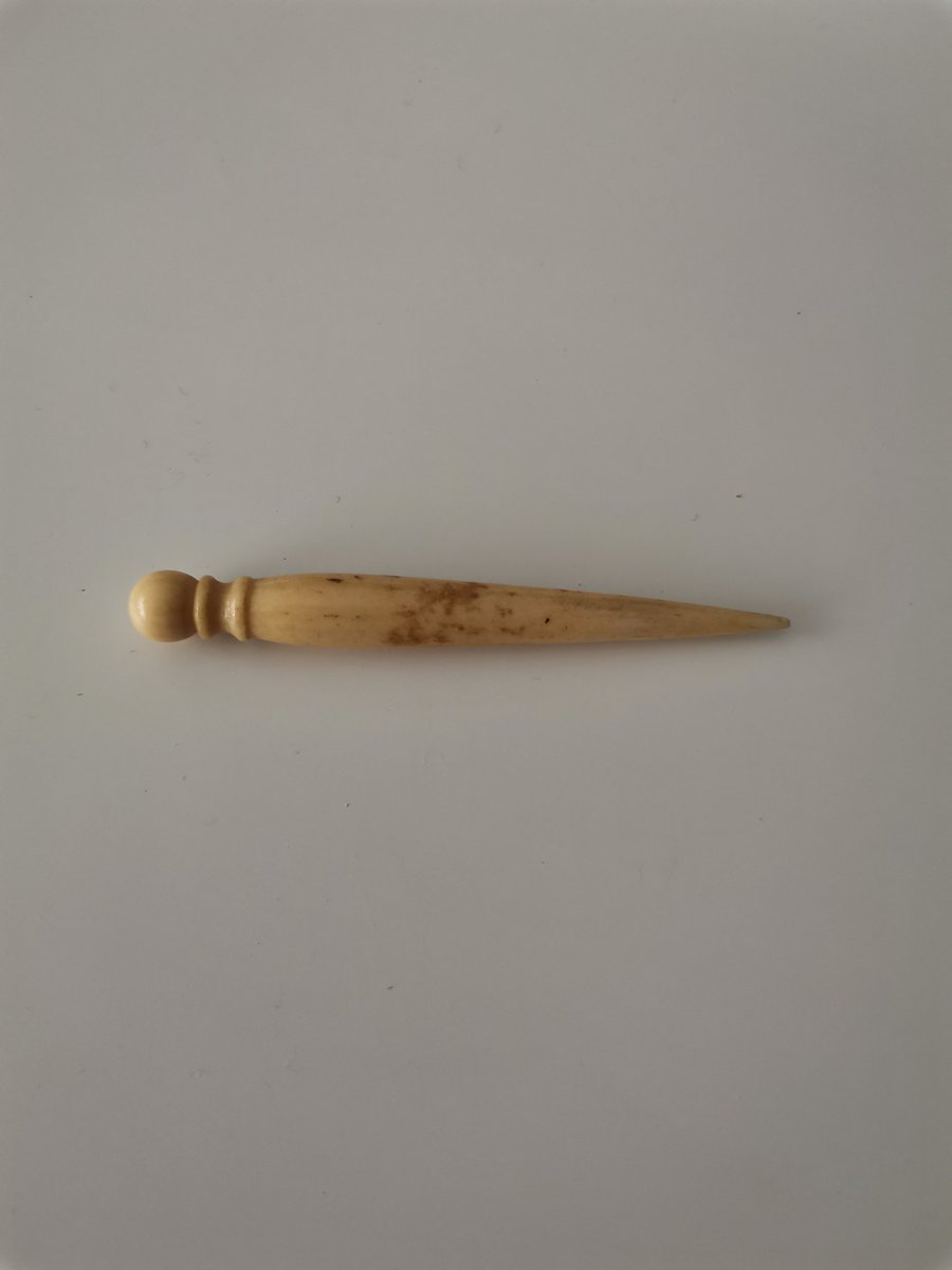 Zeitensand's tweet photo. Hey #Handarbeitsbubble,
habe das hier in der Stickgarn Kiste vom Flohmarkt gefunden. Kann mir jemand sagen, was das ist? Es ist 7,5 cm lang und wohl aus Bein? https://t.co/oU4tgIUxad
