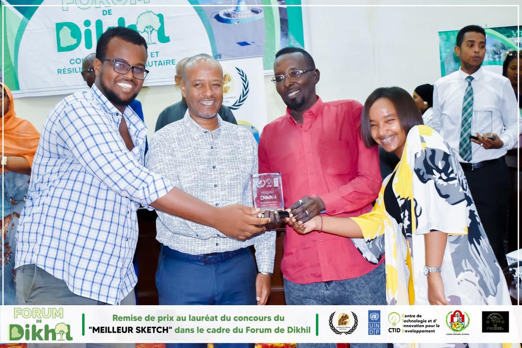 ForumDeDikhil's tweet photo. [#𝗙𝗼𝗿𝘂𝗺𝗗𝗲𝗗𝗶𝗸𝗵𝗶𝗹]

📸🏆✨️𝗧𝗿𝗼𝘂𝗽𝗲 𝗢𝗥𝗜𝗢𝗡, 𝗹𝗮𝘂𝗿é𝗮𝘁 𝗱𝘂 𝗰𝗼𝗻𝗰𝗼𝘂𝗿𝘀 𝗱𝘂 "𝗠𝗲𝗶𝗹𝗹𝗲𝘂𝗿 𝗦𝗸𝗲𝘁𝗰𝗵" organisé dans le cadre du Forum de Dikhil

#Djibouti #Cohésion #Sociale #Résilience #Communautaire #Art #Sketch #Winner https://t.co/ga8u5XfFRa