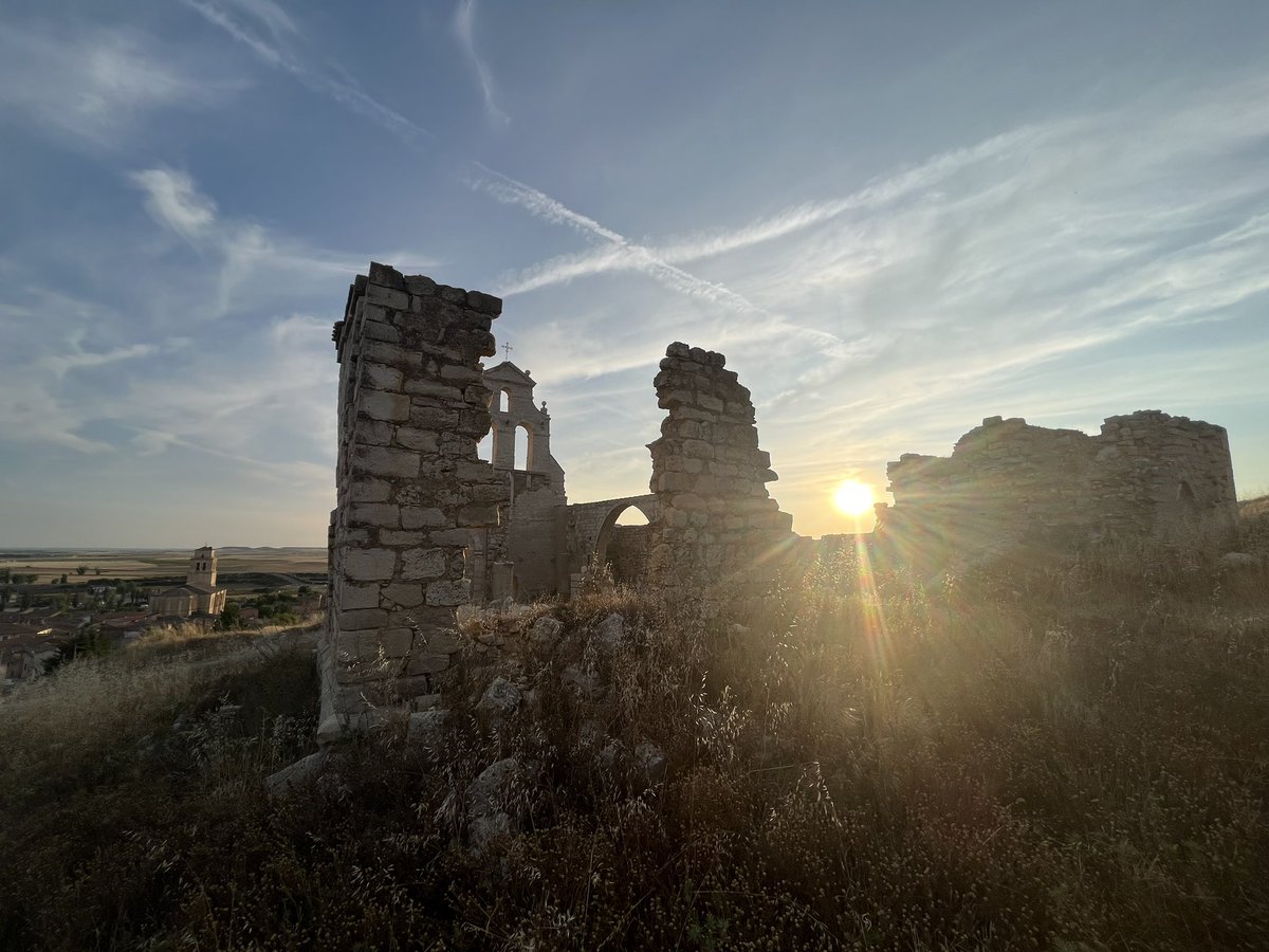 Atardece... #RuinaIglesiaDelSalvador #MotaDelMarques #MontesTorozos #Patrimonio #Rural #EspañaVaciada