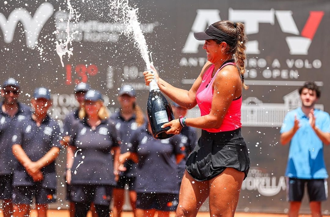 lu_tenis's tweet photo. ¡Campeona! Jéssica Bouzas se impone a 🇨🇾 Serban 6-2 6-4 en el W60 de 🇮🇹 Roma para levantar su 9° título profesional, el más importante de su carrera y el primero del año, que le permite acercarse al puesto 130. ¡Enhorabuena, Jessi! 💪🏻👏🏻 https://t.co/wy1vFBVdzJ