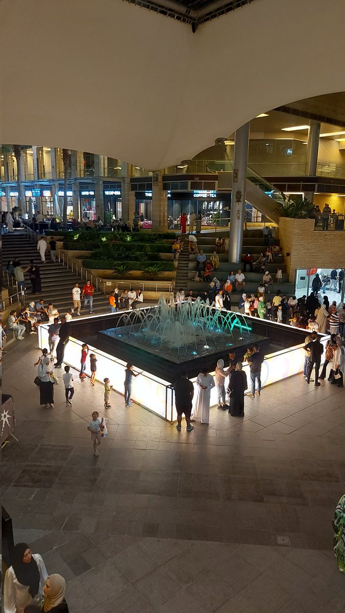 سلاما على من يمرون على حياتنا 
مثل الورود بعطرها 
و يتركون فينا أثرا طيبا 
لاينسى يملأ القلب فرحة و سعادة 
و يمنحوننا أمل و تفاؤل 
يومكم سعادة لا تنتهى
#مساء_الخير