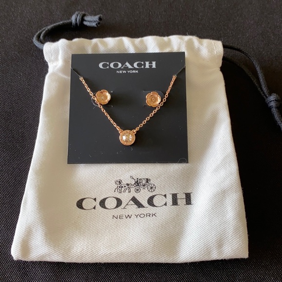 8_josei's tweet photo. So good I had to share! Check out all the items I'm loving on @Poshmarkapp #poshmark #fashion #style #shopmycloset #parker #coach: https://t.co/DY7nMEjt3d https://t.co/nifkUzkU49