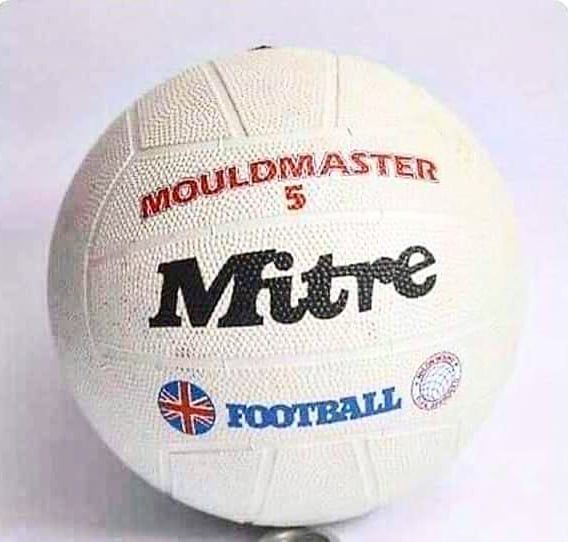 wts90sglory's tweet image. School Footballs in the 90s ⚽️
Those who say this didn't sting tell lies 🫵🤣
Memories 🤔
#90s