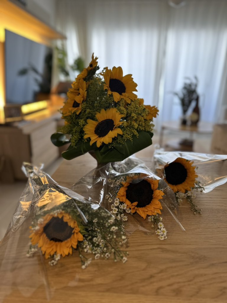 santydominguezm's tweet photo. Tres amigas se quedaron a dormir en mi apartamento anoche, él hoy llegó con flores para todas. 🥹 https://t.co/SHqhU0aDWD