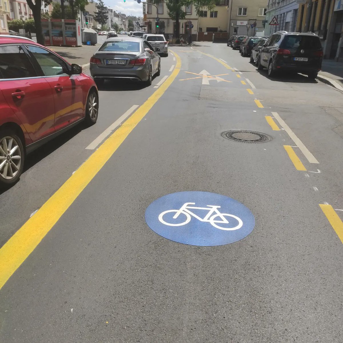 Die Waldstraße in #Offenbach war bisher für Radfahrende lebensgefährlich. Jetzt wurde eine Fahrbahn umgewidmet und das ist einfach 😯🎉