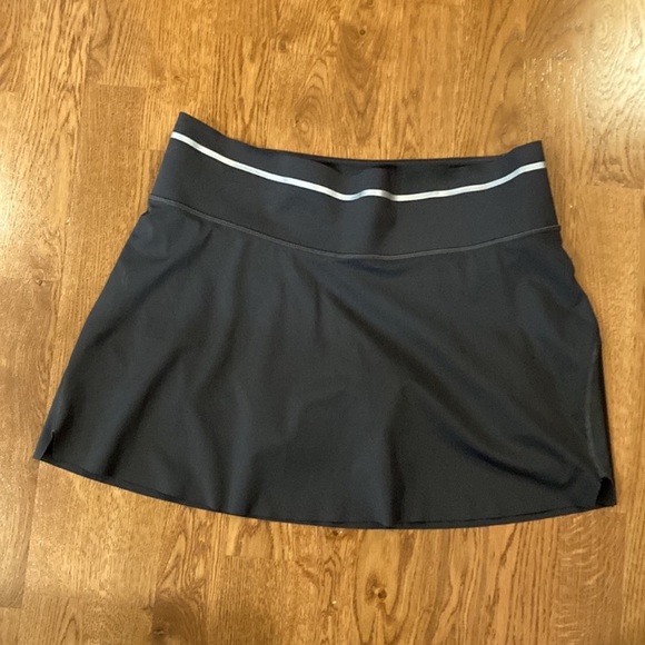 brookswebstore1's tweet photo. So good I had to share! Check out all the items I'm loving on @Poshmarkapp from @ambam1216 @misty24564609 #poshmark #fashion #style #shopmycloset #myrabag #athleta: https://t.co/CuJQ3sYLXp https://t.co/HZDBGyLuDd