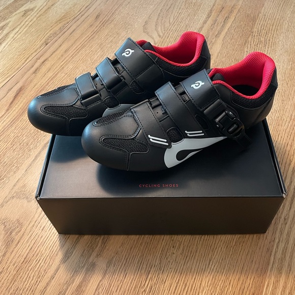 ClosetCardiff's tweet photo. So good I had to share! Check out all the items I'm loving on @Poshmarkapp #poshmark #fashion #style #shopmycloset #galleryseven #peloton: https://t.co/xMhpF7tGI8 https://t.co/4rWrA5PVNY
