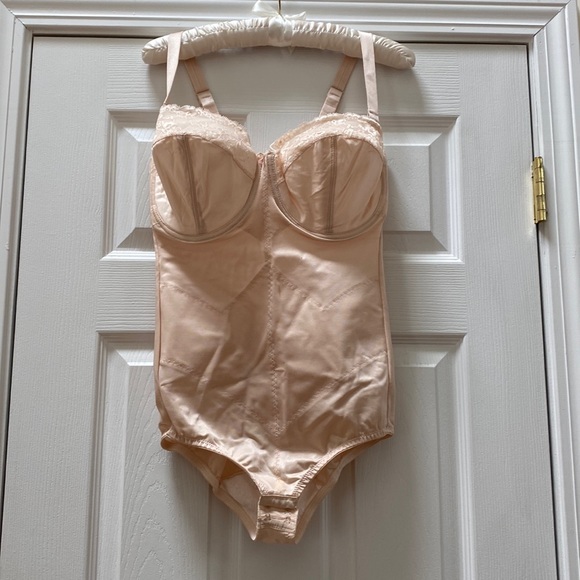DRJVH's tweet photo. So good I had to share! Check out all the items I'm loving on @Poshmarkapp #poshmark #fashion #style #shopmycloset #vintage #glamorise: https://t.co/ecFeAr1xG4 https://t.co/astQoNsPbH
