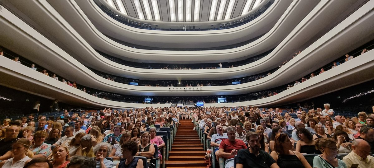 jordisellas's tweet photo. Última funció de CANTANDO BAJO LA LLUVIA, a l'espectacular Palau de les Arts.

Després de 3 anys de feina, temporada a Barcelona, a Madrid i la gira que va començar a Bilbao i acaba avui a València.

Més de 400 mil espectadors i 200 professionals l'han fet possible.

🤩🙌✨️ https://t.co/YvXLMoD1ER