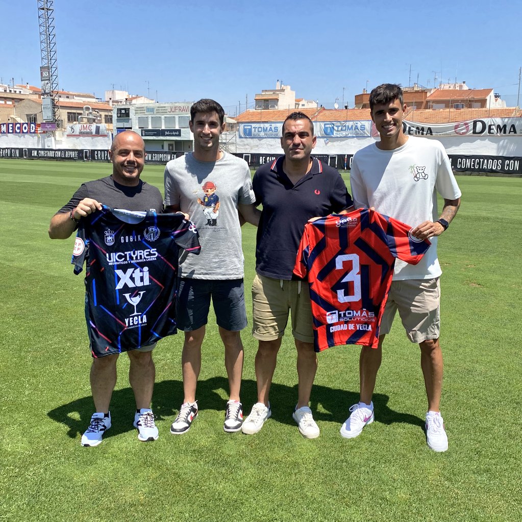 Yeclano_dptvo's tweet photo. 🤜《𝗦𝗲𝗿𝗴𝗶𝗼 𝗗í𝗮𝘇  &amp; 𝗨𝗿𝗶 》🤛

🆕️🧤 @SergioDS_1 &amp; @urijove_7 ⚽️💪

🔚🗓 Terminamos la semana con estas fotografías de las dos novedades en su nueva casa 🏟🤩

#SegundaRFEF 🏆
#GraciasAfición 🙌
#TeQuieroConmigo 💙❤ https://t.co/yR7GsaORDs