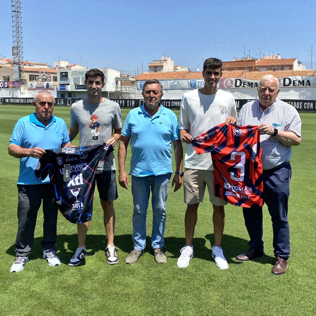 🤜《𝗦𝗲𝗿𝗴𝗶𝗼 𝗗í𝗮𝘇  &amp; 𝗨𝗿𝗶 》🤛

🆕️🧤 <a href="/SergioDS_1/">Sergio Díaz Sorroche</a> &amp; <a href="/urijove_7/">Uri jove</a> ⚽️💪

🔚🗓 Terminamos la semana con estas fotografías de las dos novedades en su nueva casa 🏟🤩

#SegundaRFEF 🏆
#GraciasAfición 🙌
#TeQuieroConmigo 💙❤