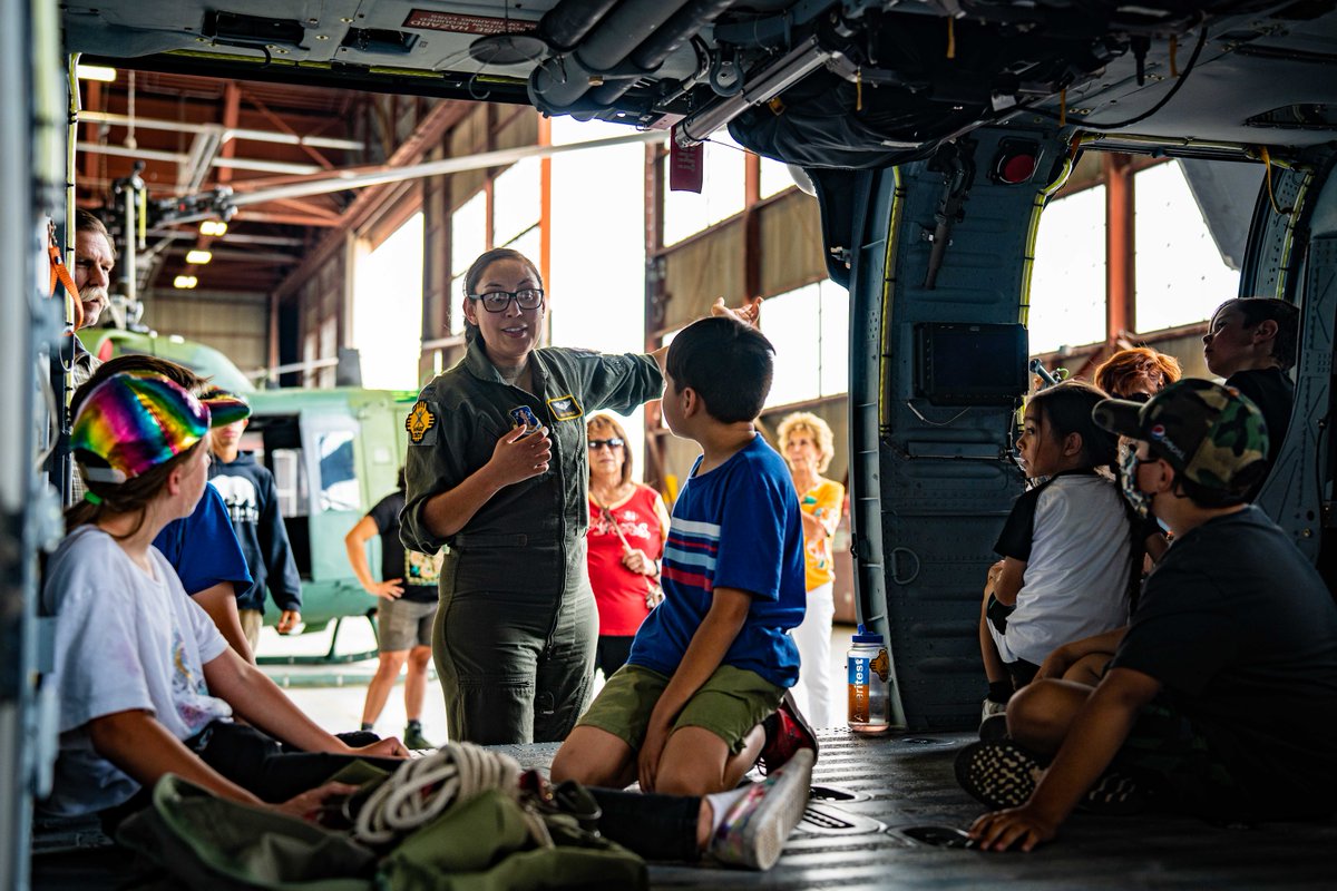 AETCommand's tweet image. Members of the 150th Air National Guard and 58th Special Operations Wing @KIRTLAND377ABW showcase a HH-60G Pave Hawk helicopter with students and mentors from Big Brothers Big Sisters. #gobluestayblue #mentorship #makingconnections