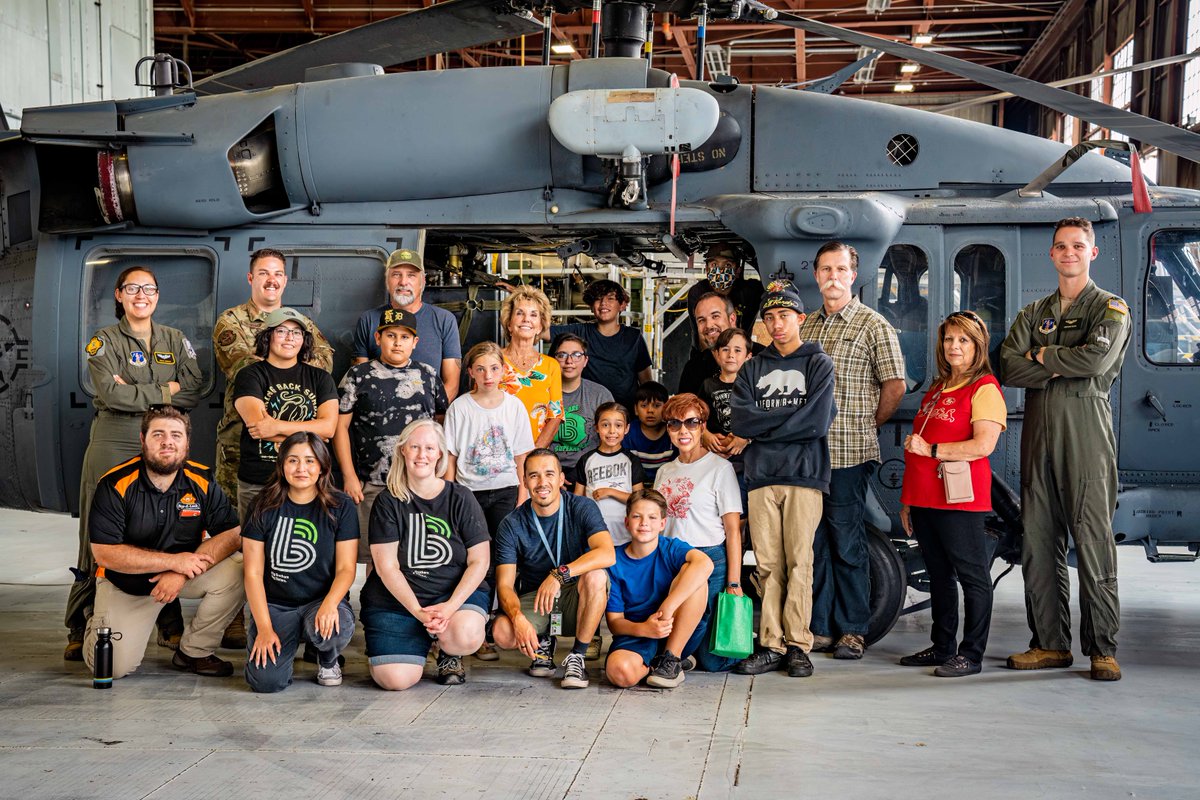 AETCommand's tweet image. Members of the 150th Air National Guard and 58th Special Operations Wing @KIRTLAND377ABW showcase a HH-60G Pave Hawk helicopter with students and mentors from Big Brothers Big Sisters. #gobluestayblue #mentorship #makingconnections