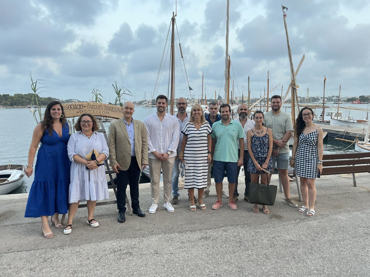 SolerCatalina's tweet photo. Festa del Carme a Portocolom #llocúnic #mariners #pescadors #processó #barques https://t.co/eD9nCDty2I