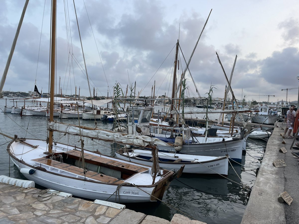 SolerCatalina's tweet photo. Festa del Carme a Portocolom #llocúnic #mariners #pescadors #processó #barques https://t.co/eD9nCDty2I