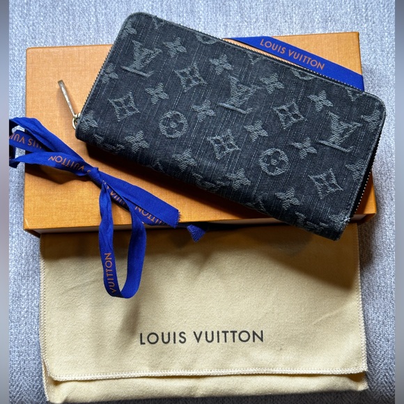 FibroFit's tweet image. So good I had to share! Check out all the items I'm loving on @Poshmarkapp #poshmark #fashion #style #shopmycloset #louisvuitton: posh.mk/QRz53U0puBb