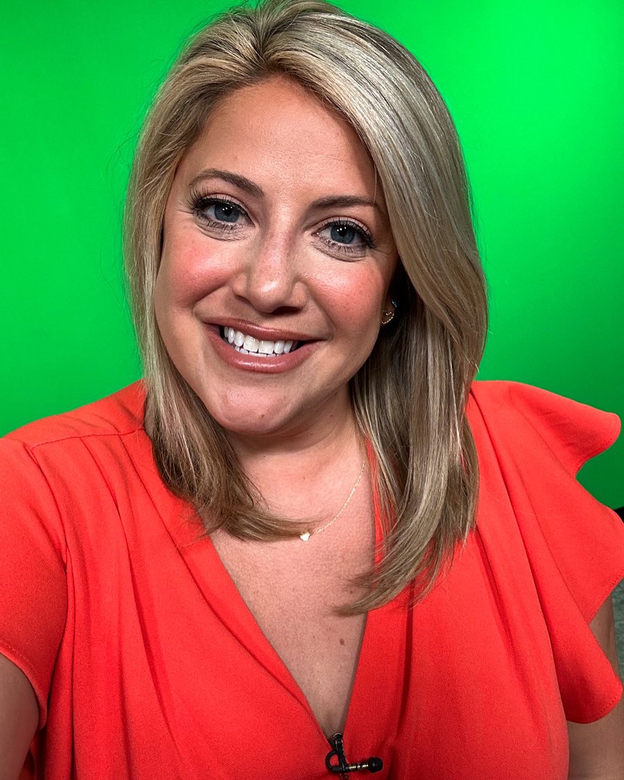 SmLaRocca's tweet photo. ☁️If you don’t take a selfie at the green screen did you even do the weather? ☀️ #weekendwx #spectrum-news #freelancer https://t.co/nEDVIhuWW0