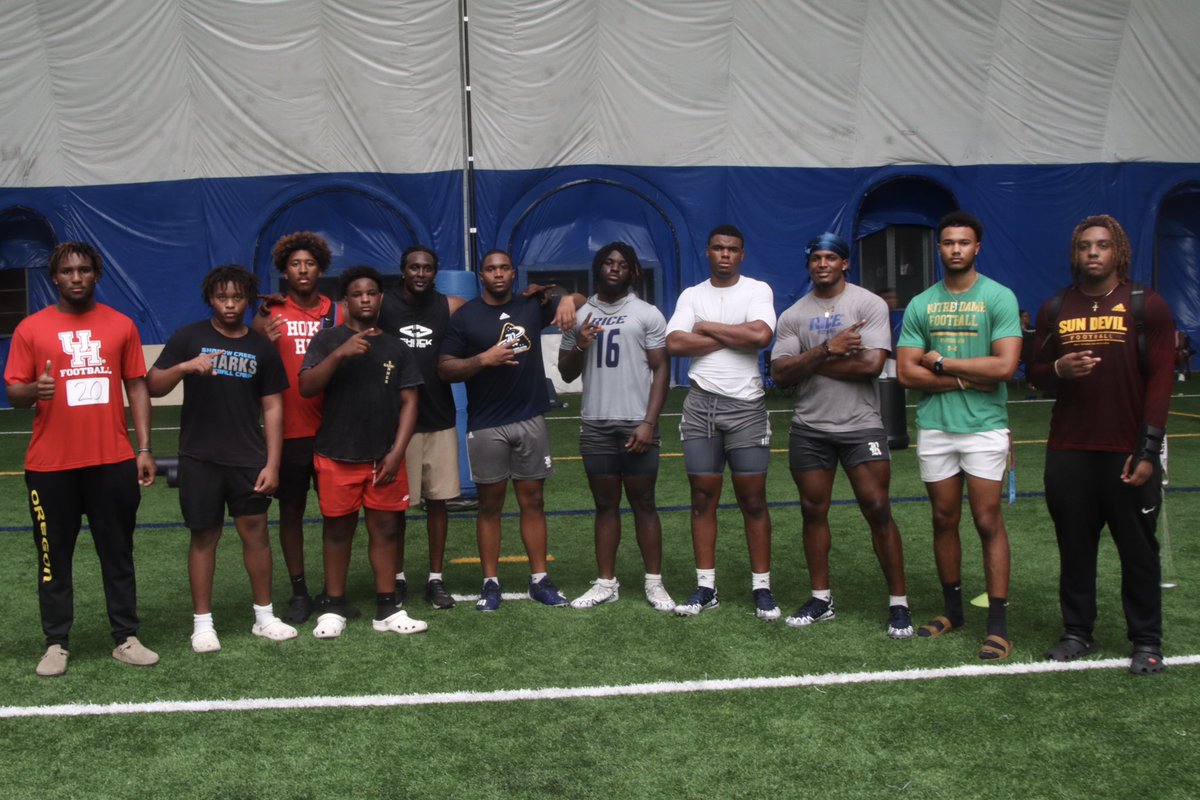 #TrenchDawgsAcademy is in session again as long as <a href="/CoachCarter3/">#TrenchDawgsAcademy🪵🪓🧬</a> is back in Houston, and the group didn’t disappoint today

Some recruits on the rise, a couple of P5 commits and a few familiar faces from <a href="/RiceFootball/">Rice Football</a> all represented at the bubble