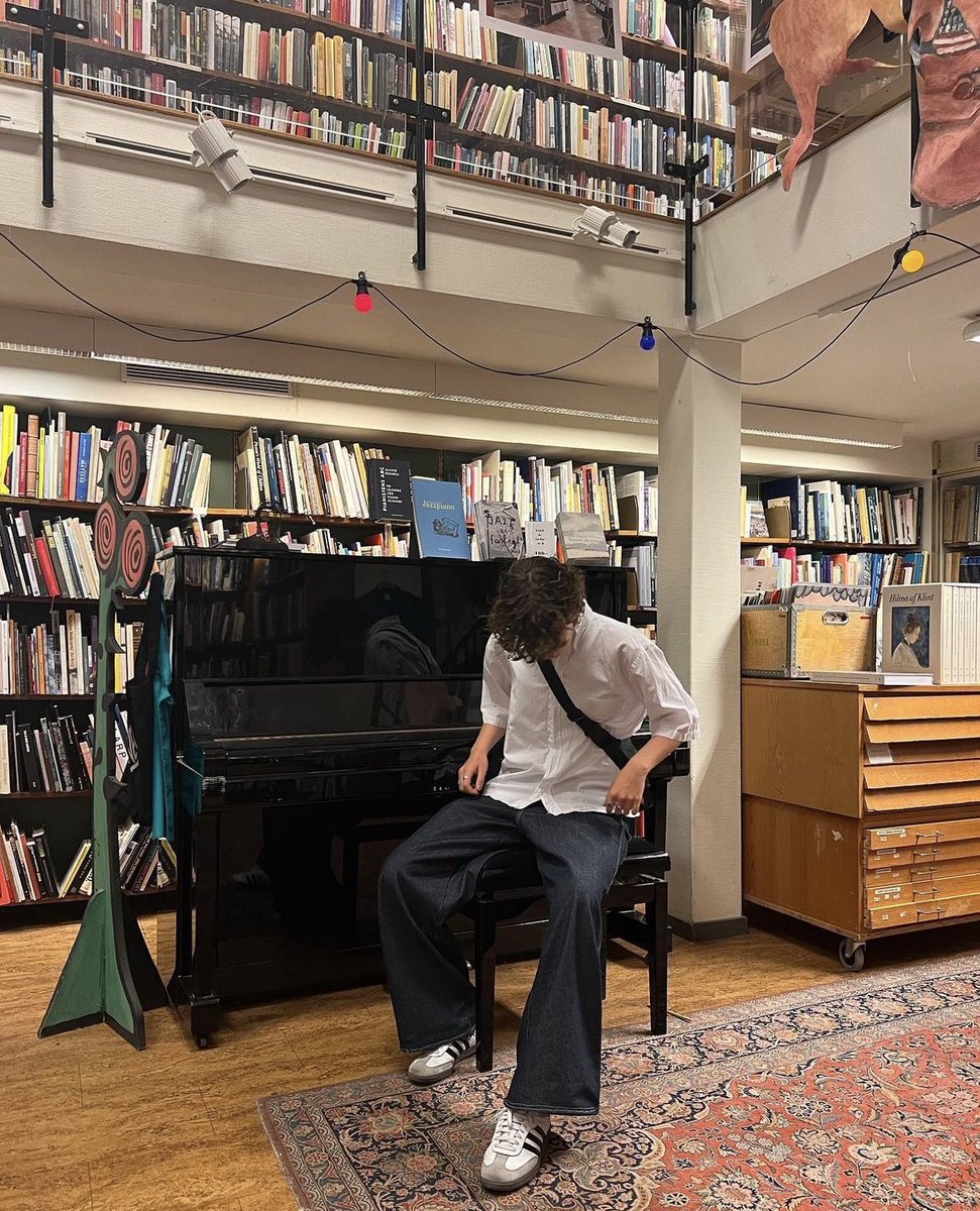 parkeroutledge's tweet photo. pov: you see me in a book store https://t.co/U67sBRk2xy
