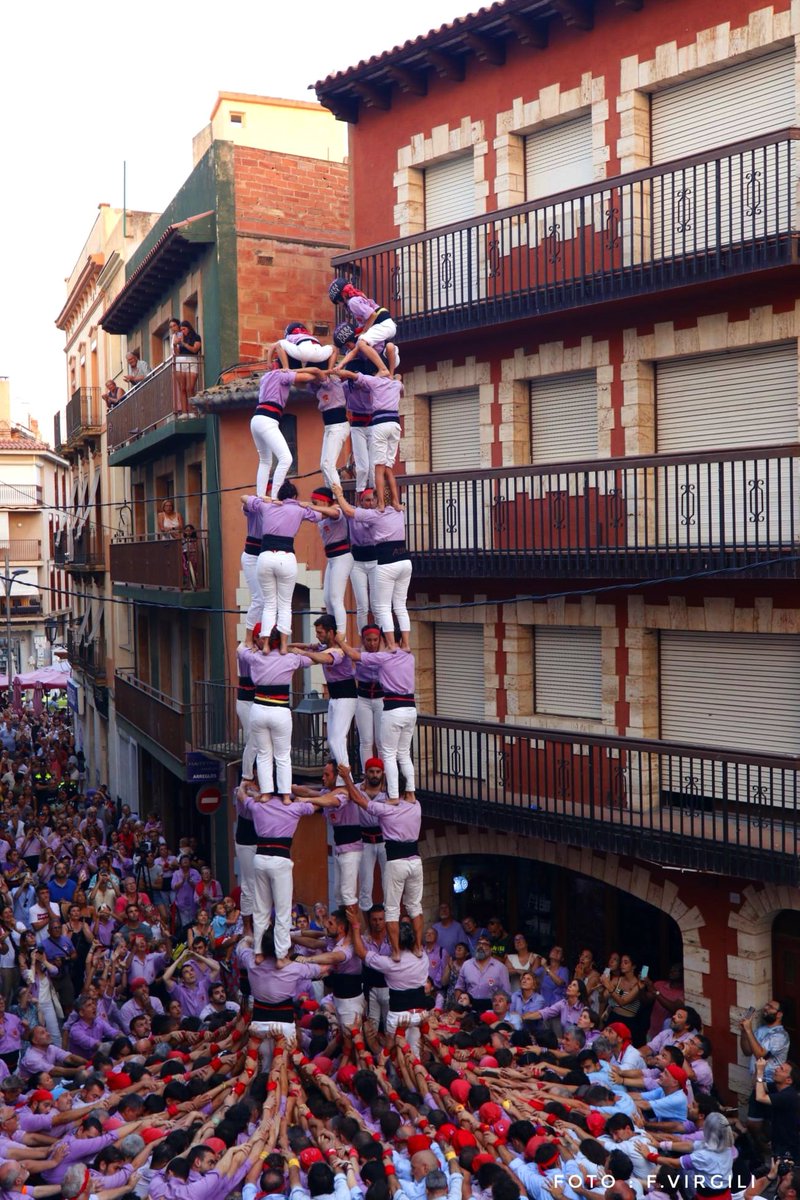 🔥 CLIC. A Torredembarra hem estrenat, de cop, el 3d9f i el 5d8. Hi hem sumat un nou 2d8f, 4pd5, 4pd4 i un pd4cam d'inici.

💪🏼 Ara ens queden deures pendents perquè en volem més! #Incombustibles

📸 F. Virgili

#castells #Tarragona