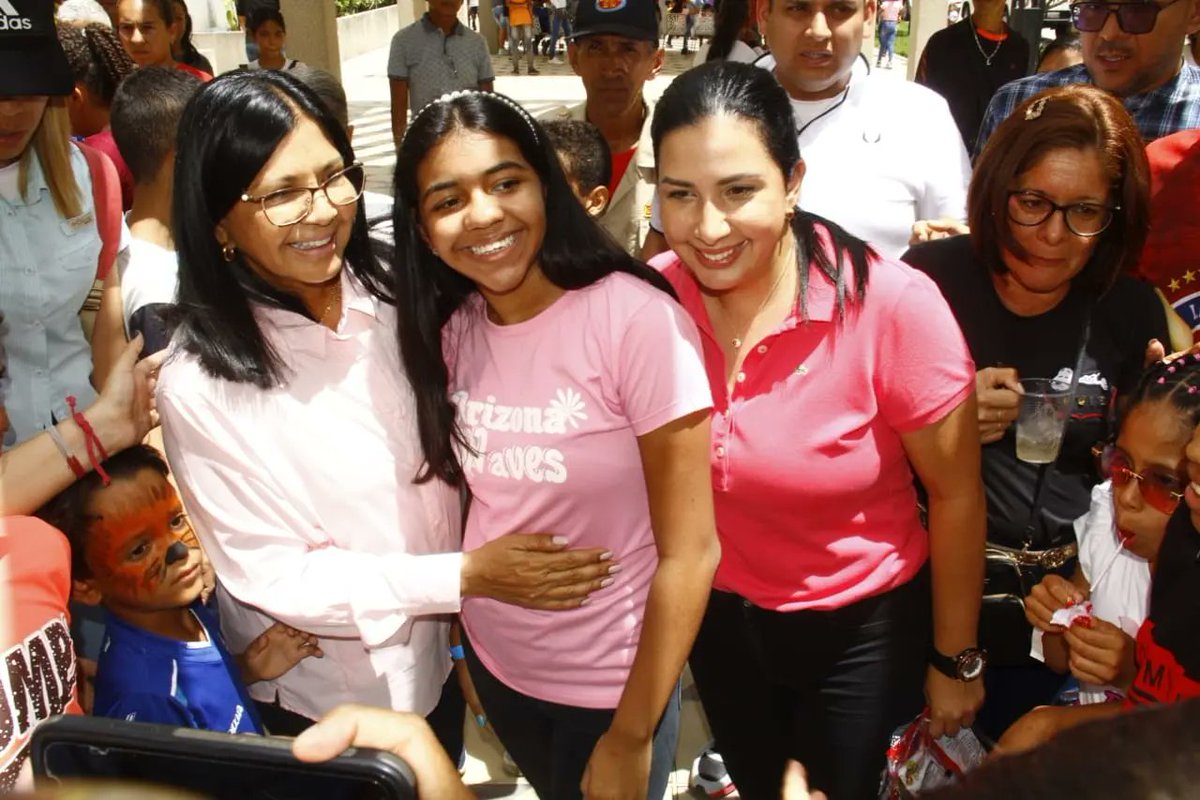 leoalvacabrera's tweet photo. #EnFotos || Gobernadora @Soykarinacarpio junto a la Presidenta de la Fundación Regional El Niño Simón, Nakary Motta celebran con los niños aragüeños.
#VivaElSemilleroDeLaPatria 
@NicolasMaduro 
@GobiernoAragua_ 
@Telearagua 
@VTVcanal8 https://t.co/mWLJ03z4Bh
