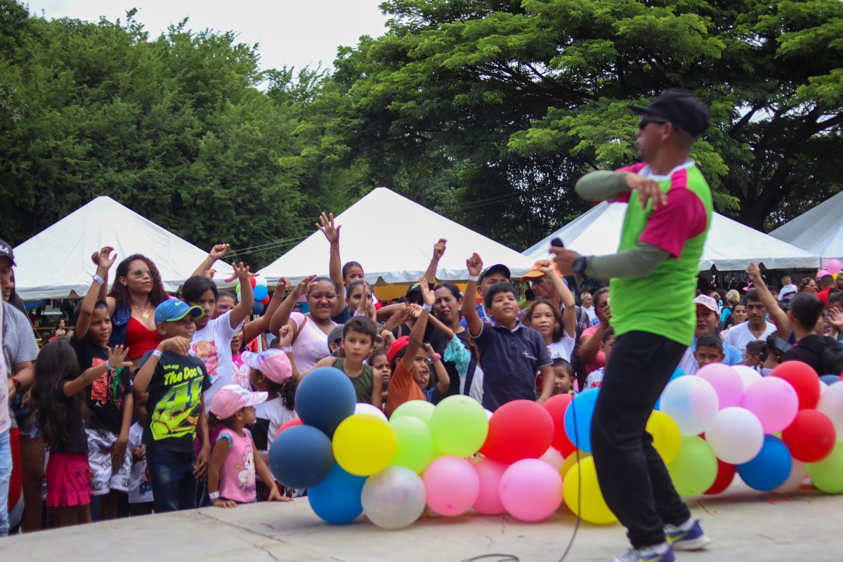 ¡Un día especial para mis paisanitos Barineses!

Desde la Fundación de Niños, Niñas y Adolescentes del Estado #Barinas y todas nuestras secretarias adscritas a la <a href="/GobDeBarinas/">Gobernación De Barinas</a>, celebramos el Día de los Niños, con mucho amor con nuestros paisanitos.