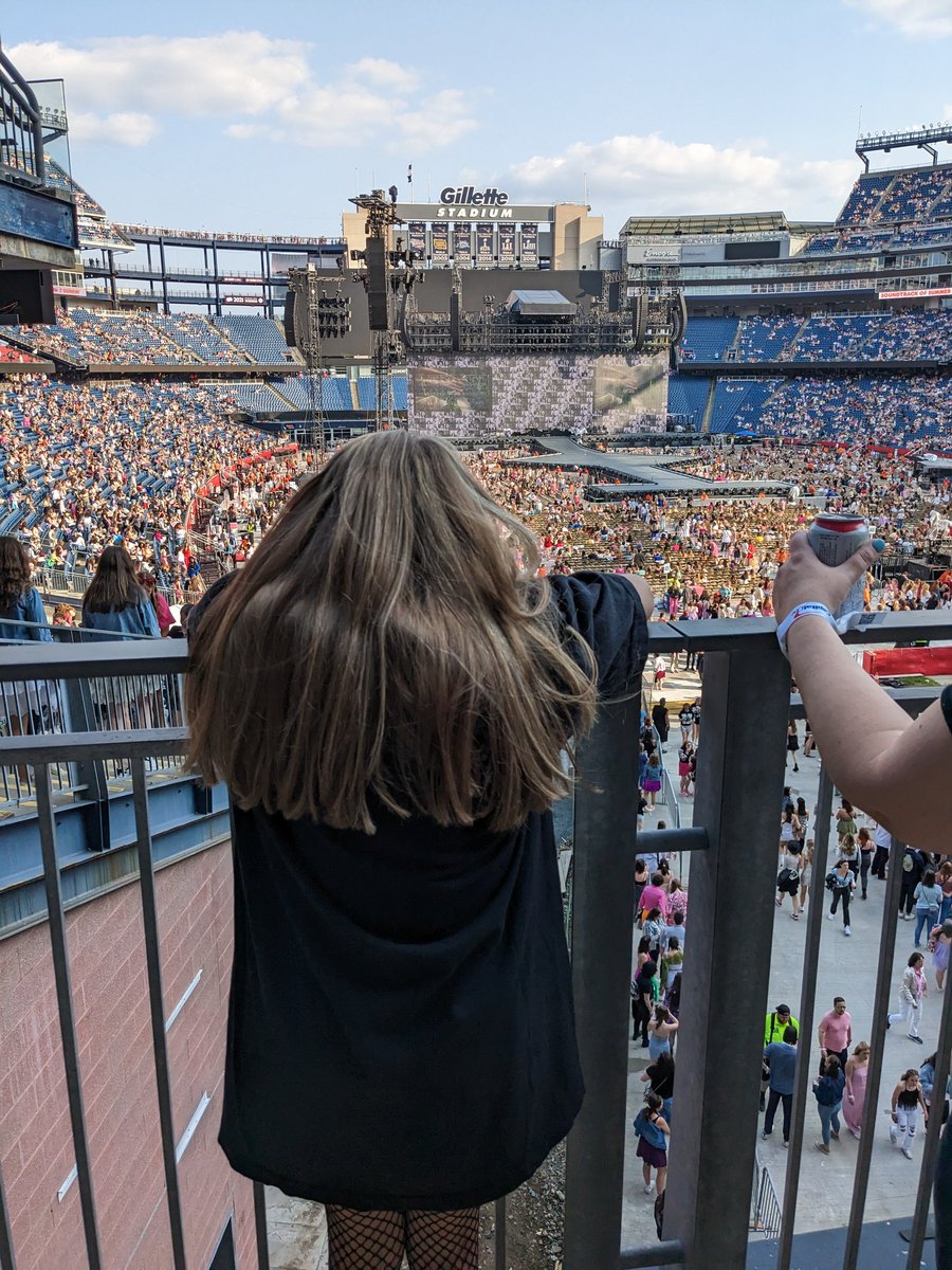 CAA2721's tweet photo. @taylorswift13 I want to go again and again and again. https://t.co/6EX43afmRj