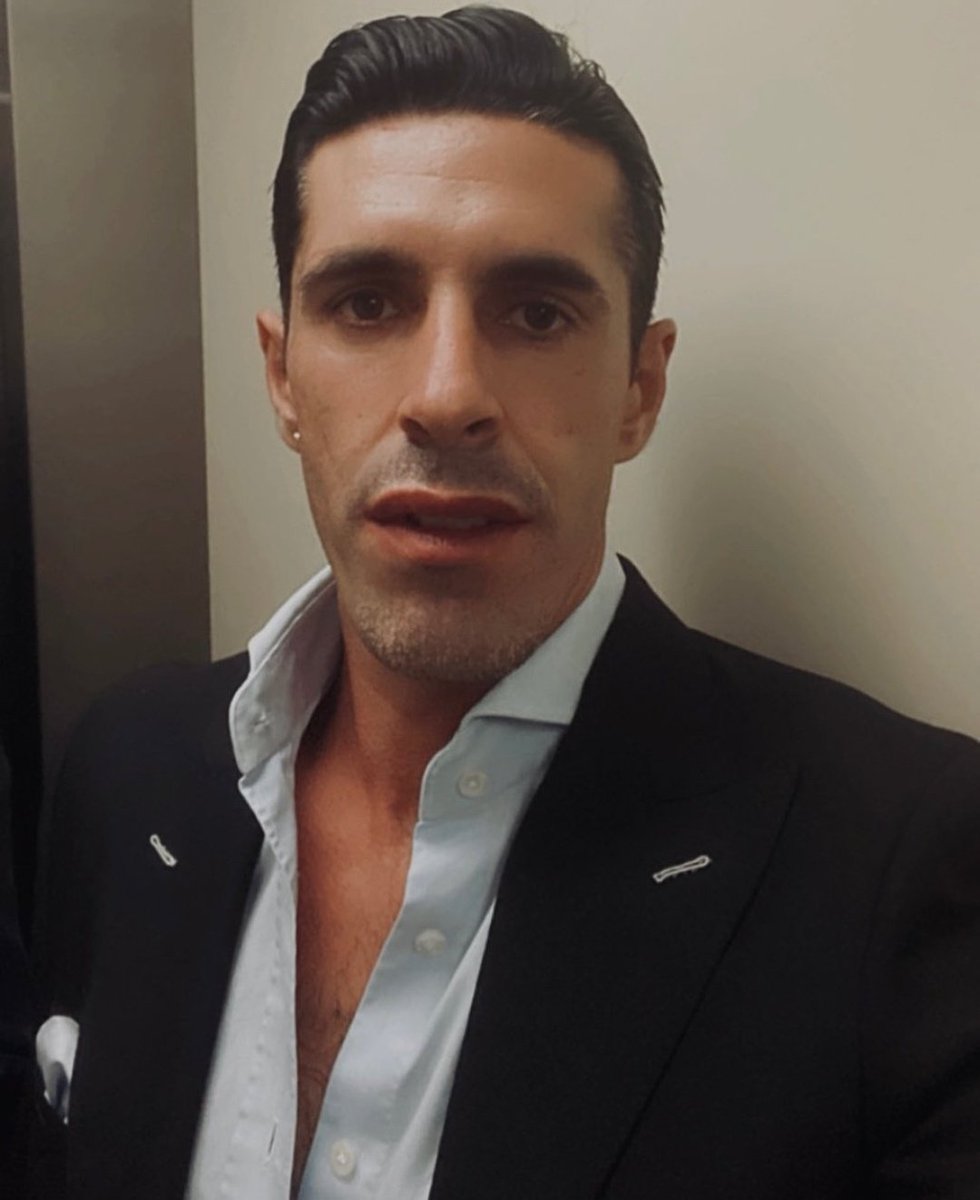 purezatoros's tweet photo. En Linkedin, en Tinder, en WhatsApp y en Instagram. https://t.co/wj2FOHFrkI