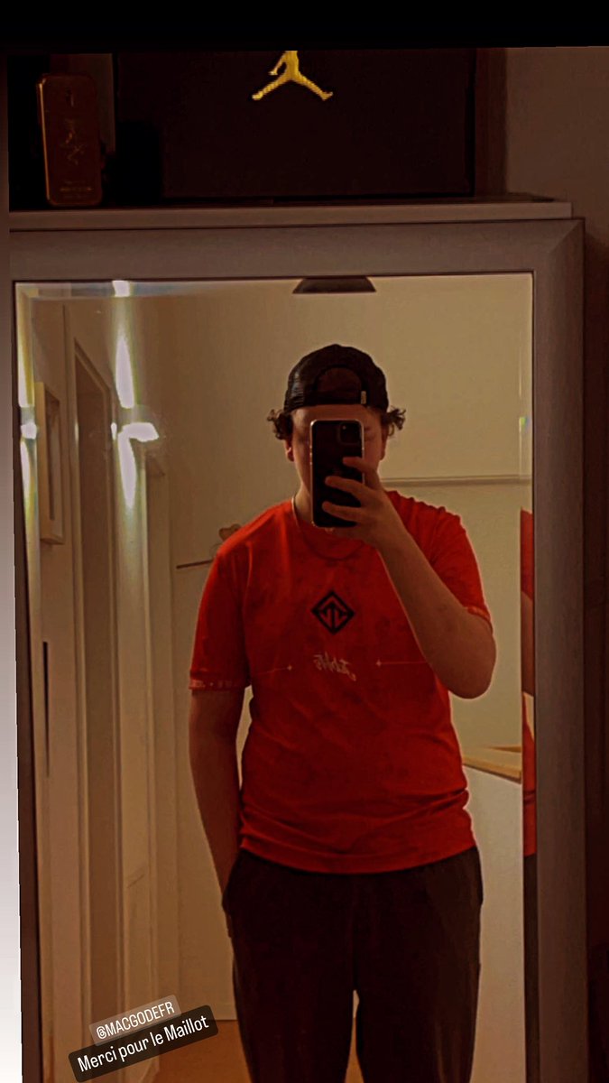 gatexftn's tweet photo. @MacGodeFr depuis le temps que je te dois une photo du maillot qu’il m’a offert ❤️et force à toi https://t.co/osLpjnnrjk