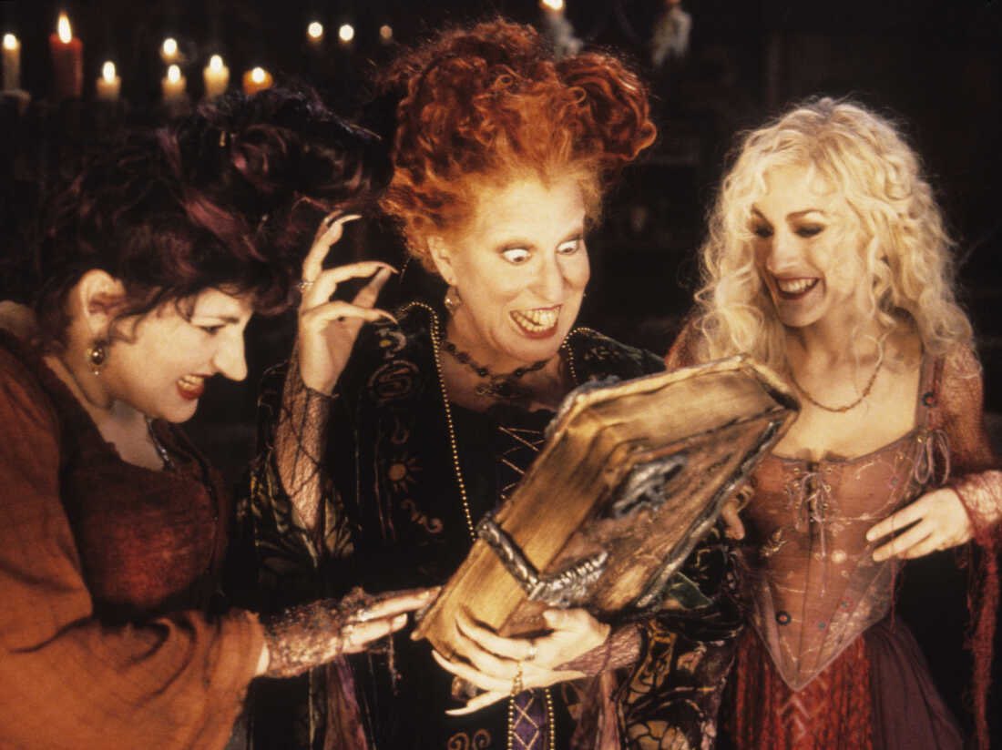 OctobersLeavess's tweet photo. Happy 30th anniversary Hocus Pocus! Released on this day, July 16, 1993. 🎃🦇👻🧹🧡 https://t.co/uZrEcoWgJL