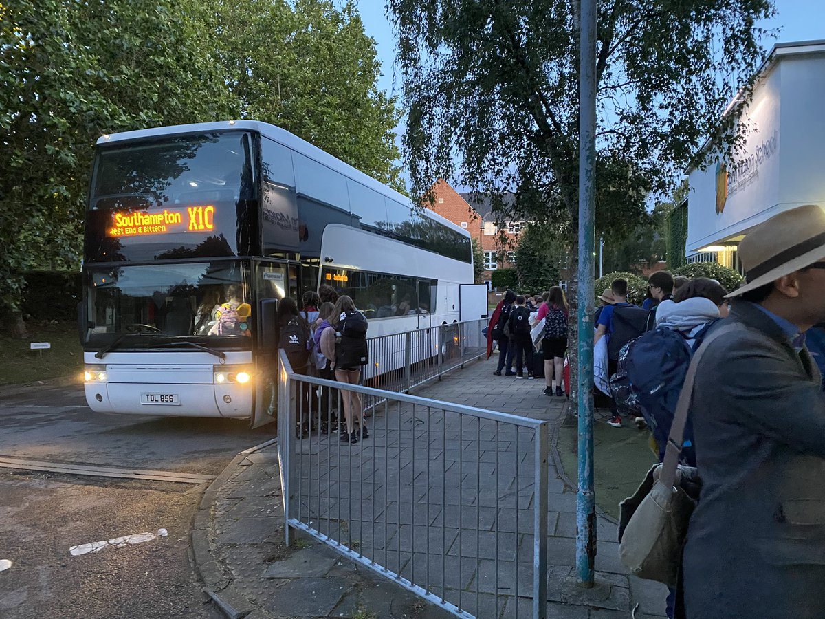 JMSGerman's tweet photo. 🇩🇪 endlich unterwegs! Nur 3 Stunden Verspätung! 🇬🇧 finally on the way! Only a 3 hour delay…! @HalsburyTravel #JMSGerman #Klassenfahrt https://t.co/jIXpU7Q41q