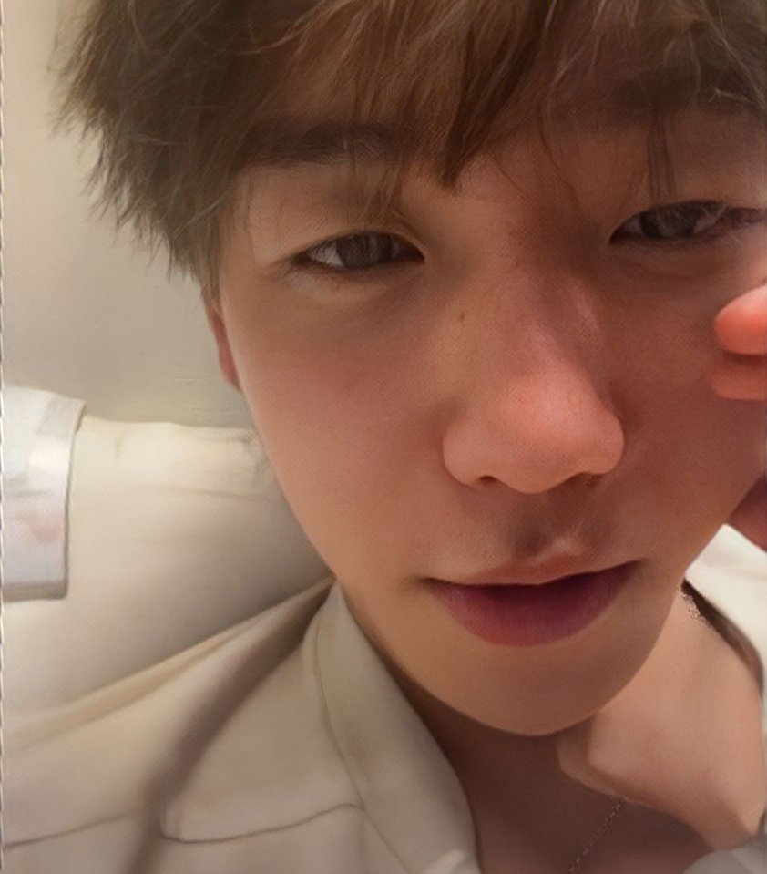 baekiosh's tweet photo. BAEKHYUN INSTAGRAM LIVE ♡

Baekhyun: “Los miembros realmente trabajamos duro para prepararnos (para ‘Cream Soda’) Kai, quien siempre sirvió como el pilar central de nuestras presentaciones dejó un lugar vacío debido a problemas de alistamiento, ¿verdad?” (+) https://t.co/VWzWnfXHFp