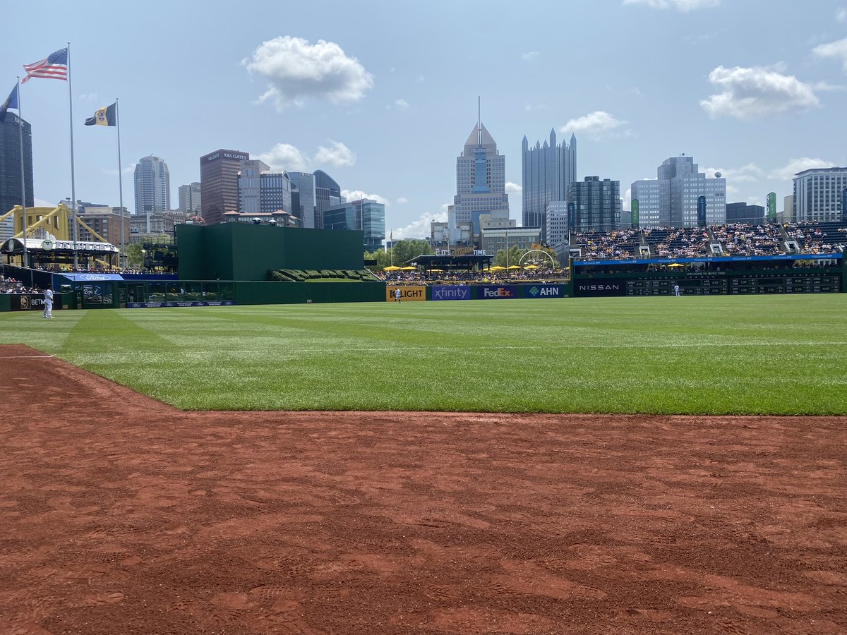 Bonez1278V's tweet photo. Great weekend In Pittsburgh, thanks for the hospitality and the sweep! Go #SFGiants  off to Cincinnati! Happy flight!! https://t.co/OazkTgPMua