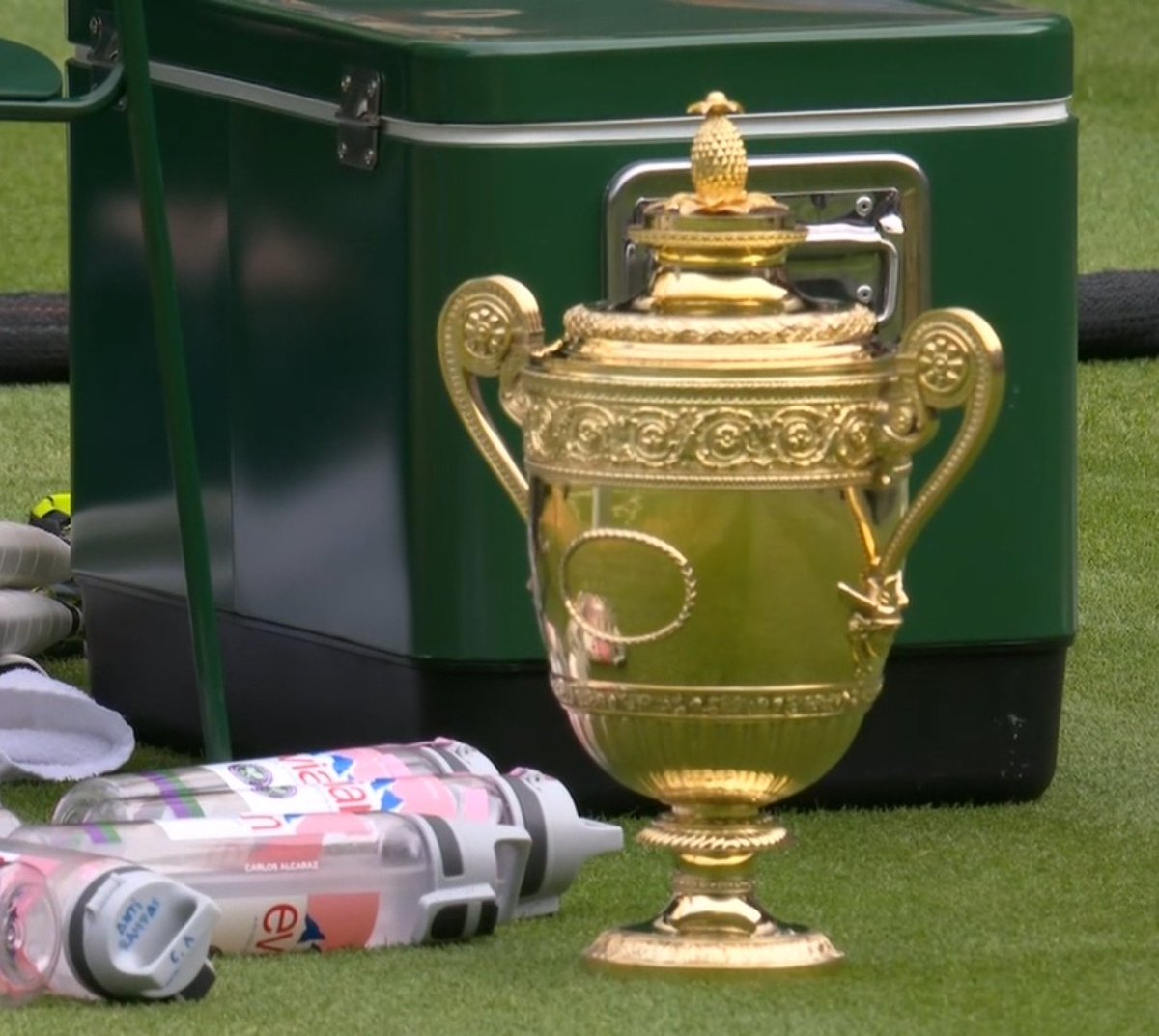 La botella del suelo tiene el tratamiento para los calambres de Carlos Alcaraz, tal y como pone en la tapa "Anti Rampa C.A." Enorme partido Carlitos.