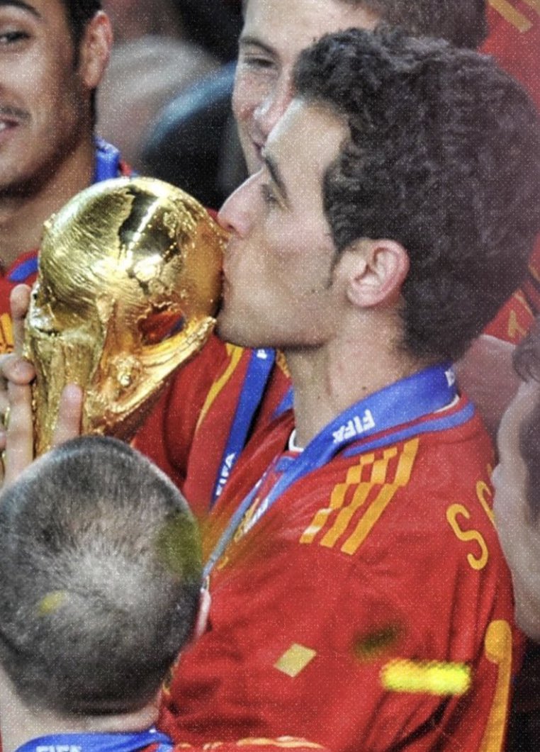 why do arbeloa and busquets look so similar in these. admin needs new glasses…🤓🤦‍♂️