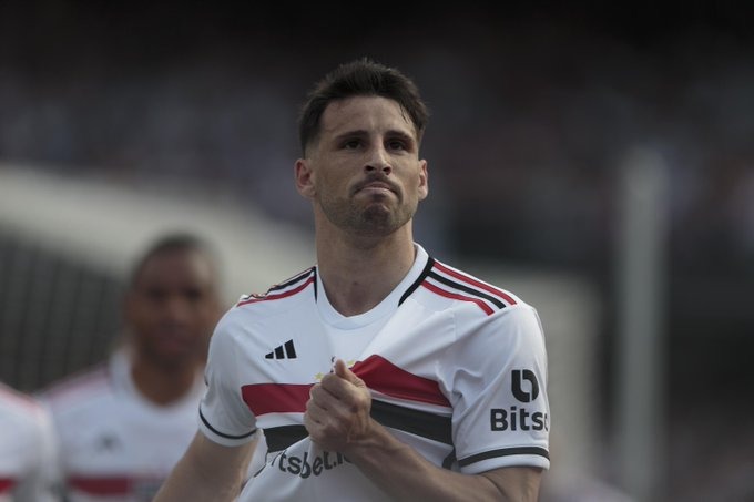 SC_ESPN's tweet photo. 🇦🇷 CALLERI INICIÓ LA GOLEADA DE SAN PABLO

🇧🇷 Superó 4-1 a Santos en la fecha 15 del #Brasileirao

⚽ Doblete del delantero argentino, David y Pato. Descontó Marcos Leonardo

🇺🇾 Araujo, 🇪🇨 Arboleda, 🇪🇨 Méndez y 🇨🇴 Mendoza

📷 VILMAR BANNACH/Photopress/Gazeta Press https://t.co/O8zHglUEHz