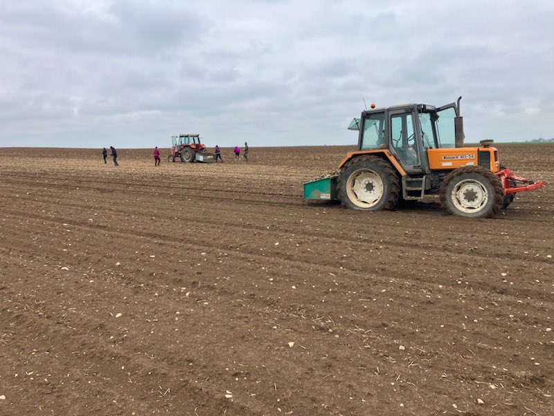 Bonsoir à tous. On nous a volé notre Renault 103-54 dans le loir et cher sur la commune de Suevres 41500 pendant la nuit du samedi 15 juillet. Si par chance vous le voyez…. Il a relevage avt rouge avec une petite bennette.