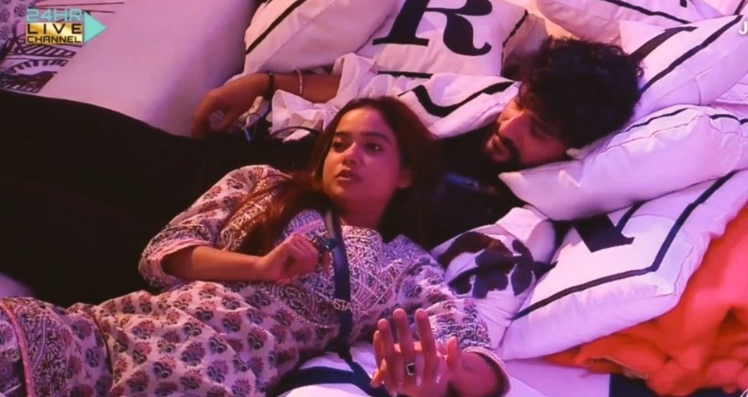 swatiojha62's tweet photo. Aab ishko hum kya bole π Abhisha ka rishta agale parab pee jaa raha hai haath mein haath ππ #abhisha #AbhisekMalhan #AbhishekhMalhan #ManishaRani #Manisha #FukraInsaan #morethenfriends #BiggBossOTT2 https://t.co/dhw01UGFyH